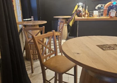 interieur-bar-jonzac-ambiance-chaleureuse.